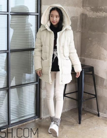 白色羽絨服配什么褲子？白色羽絨服搭配褲子圖片