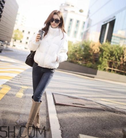 白色羽絨服配什么褲子？白色羽絨服搭配褲子圖片