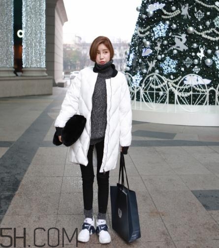 白色羽絨服配什么褲子？白色羽絨服搭配褲子圖片