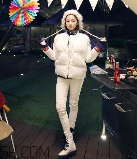 白色羽絨服配什么褲子？白色羽絨服搭配褲子圖片