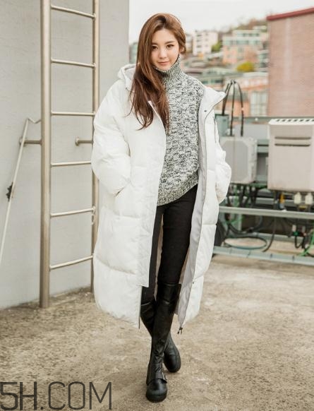 白色羽絨服配什么顏色毛衣？白色羽絨服搭配毛衣圖片