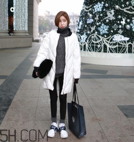 白色羽絨服配什么顏色毛衣？白色羽絨服搭配毛衣圖片