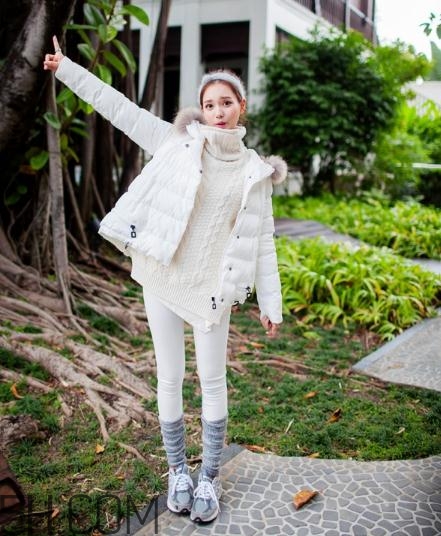 白色羽絨服配什么顏色毛衣？白色羽絨服搭配毛衣圖片