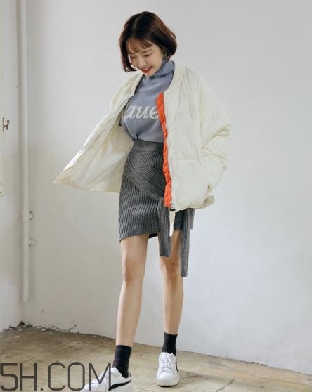 白色羽絨服配什么顏色毛衣？白色羽絨服搭配毛衣圖片