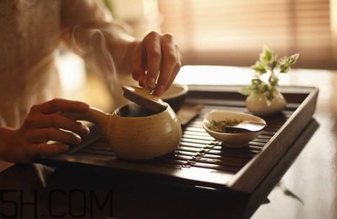 玫瑰花茶能和蜂蜜一起喝嗎？玫瑰花茶能放冰糖嗎