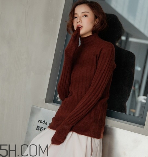 焦糖色衣服怎么搭配？焦糖色衣服搭配示范