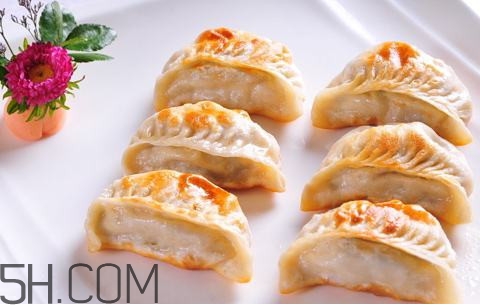 煎餃?zhǔn)窍戎笫爝€是蒸熟？煎餃和鍋貼有什么區(qū)別