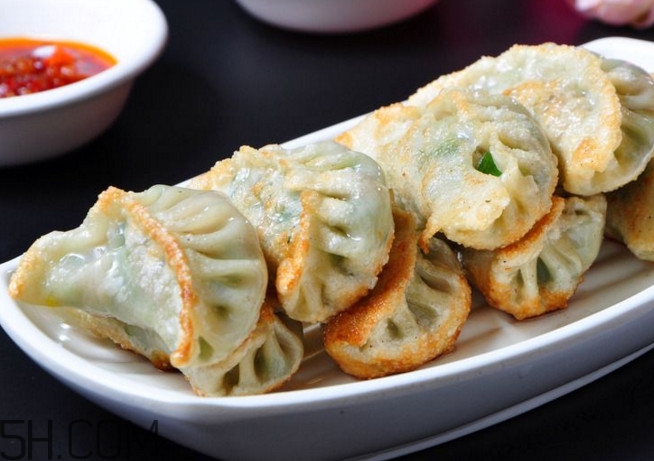 煎餃?zhǔn)窍戎笫爝€是蒸熟？煎餃和鍋貼有什么區(qū)別