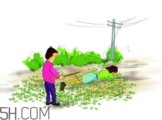 人穿著塑料拖鞋會(huì)觸電嗎？220V家用電觸電能使人致殘致死嗎