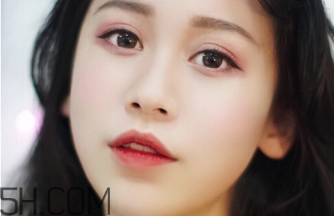 秋冬適合什么妝容？怎樣涂口紅好看？