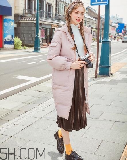 粉色羽絨服怎么搭配？粉色羽絨服搭配圖片