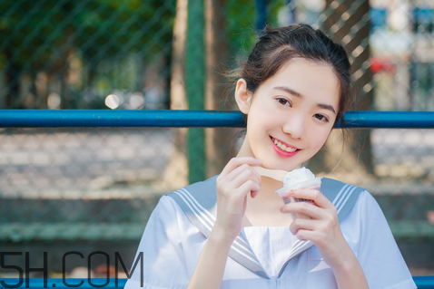 美寶蓮小燈管16號(hào)奶茶色好看嗎？學(xué)生黨口紅什么顏色好看？
