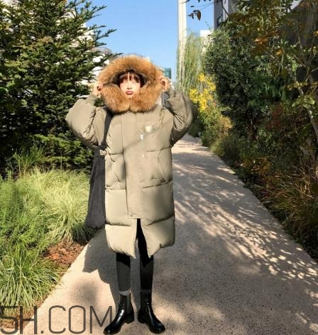 軍綠色羽絨服怎么搭配？軍綠色羽絨服搭配圖片