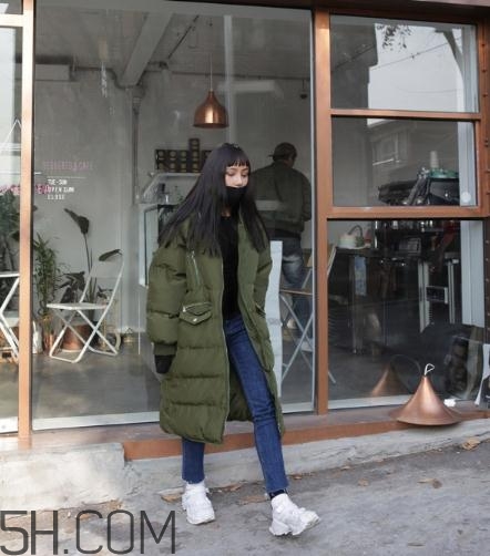 軍綠色羽絨服怎么搭配？軍綠色羽絨服搭配圖片