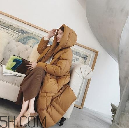 焦糖色羽絨服配什么顏色好看？焦糖色羽絨服搭配圖片