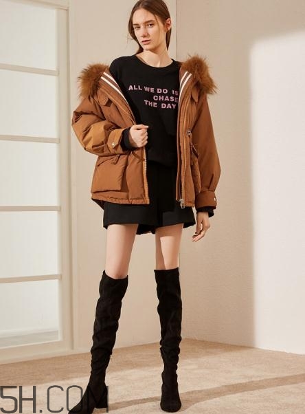 焦糖色羽絨服配什么顏色好看？焦糖色羽絨服搭配圖片
