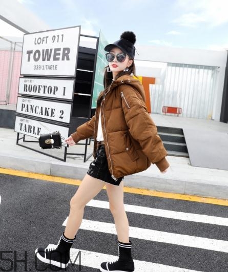 焦糖色羽絨服配什么顏色好看？焦糖色羽絨服搭配圖片