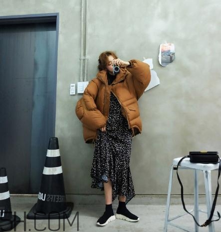 焦糖色羽絨服配什么顏色好看？焦糖色羽絨服搭配圖片