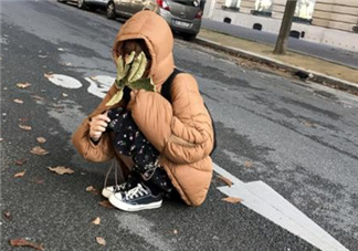 焦糖色羽絨服配什么顏色好看？焦糖色羽絨服搭配圖片