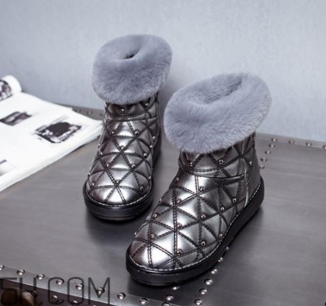 穿雪地靴要穿襪子嗎？雪地靴要光腳穿才保暖嗎？