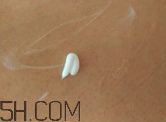 雅芳小黑裙香體乳怎么樣？雅芳小黑裙香體乳好用嗎？
