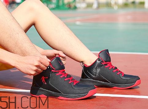 籃球鞋高幫好還是低幫好？籃球鞋高幫和低幫的區(qū)別