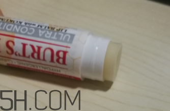 小蜜蜂細(xì)致修護(hù)唇膏很油嗎？夏天用合適嗎？