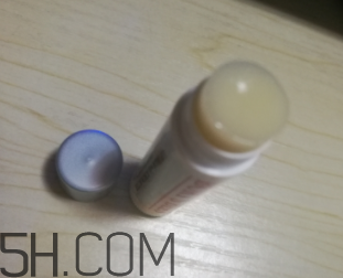 小蜜蜂細(xì)致修護(hù)唇膏很油嗎？夏天用合適嗎？