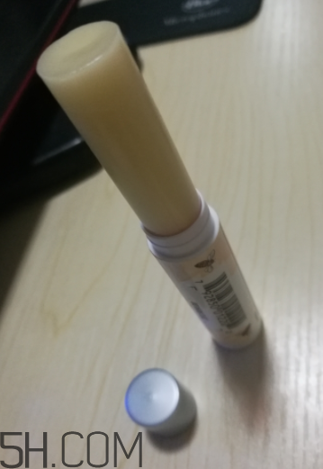 小蜜蜂細(xì)致修護(hù)唇膏很油嗎？夏天用合適嗎？