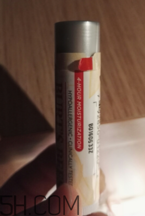 小蜜蜂細(xì)致修護(hù)唇膏很油嗎？夏天用合適嗎？