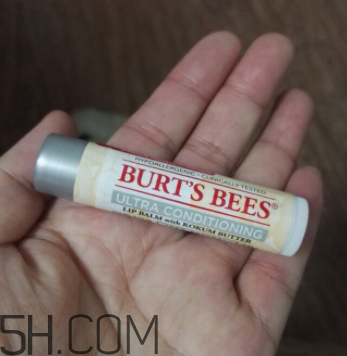 小蜜蜂細(xì)致修護(hù)唇膏很油嗎？夏天用合適嗎？