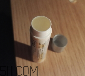 小蜜蜂細(xì)致修護(hù)唇膏很油嗎？夏天用合適嗎？