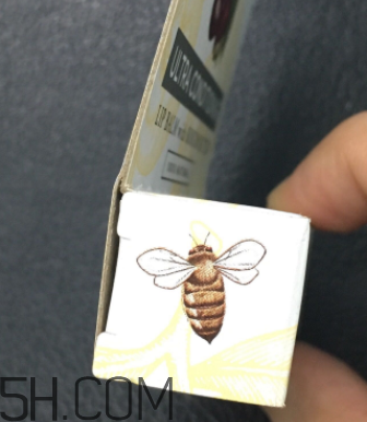 小蜜蜂細(xì)致修護(hù)唇膏很油嗎？夏天用合適嗎？