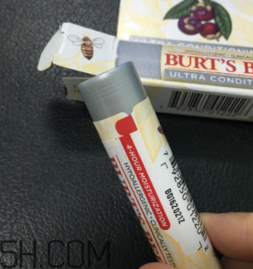 小蜜蜂細(xì)致修護(hù)唇膏很油嗎？夏天用合適嗎？