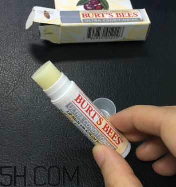 小蜜蜂細(xì)致修護(hù)唇膏很油嗎？夏天用合適嗎？