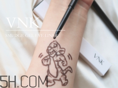 vnk眼線膠筆怎么用？vnk眼線筆使用方法