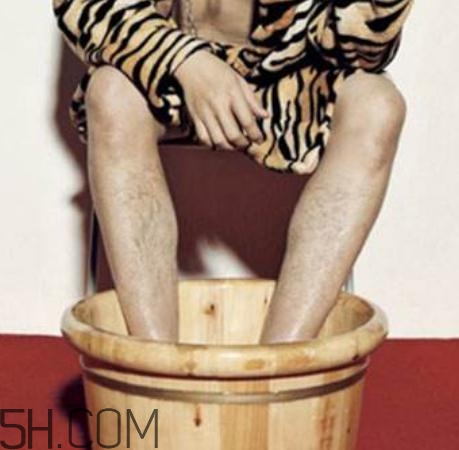 精索靜脈曲張可以穿牛仔褲嗎？精索靜脈曲張可以泡腳嗎？