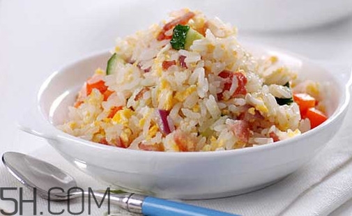 蛋炒飯?jiān)趺醋鲎屆恳活w米上都有蛋？蛋炒飯有什么營(yíng)養(yǎng)