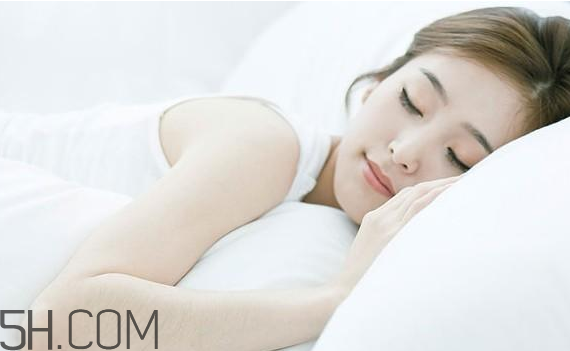 敷睡眠面膜臉刺痛怎么回事？閉口粉刺可以用面膜嗎？
