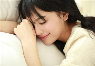 敷睡眠面膜臉刺痛怎么回事？閉口粉刺可以用面膜嗎？