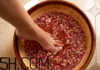 用什么泡腳比較好？艾葉泡腳還是紅花泡腳？