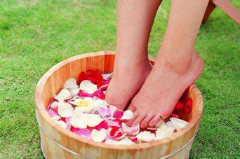 用什么泡腳比較好？艾葉泡腳還是紅花泡腳？