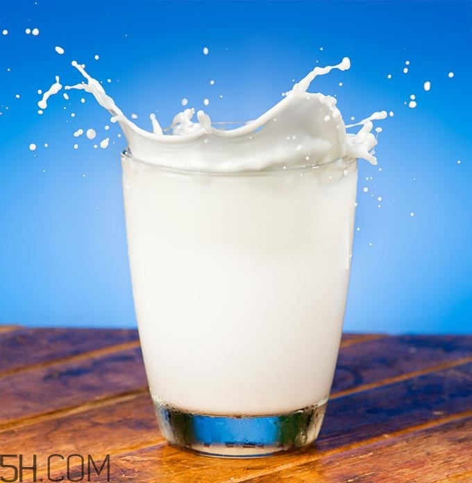 酸奶什么時候喝最好？睡前喝酸奶好還是牛奶好？