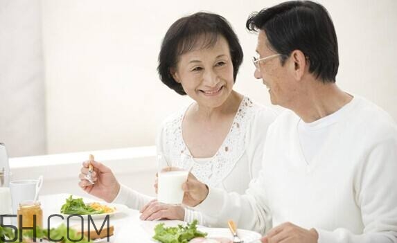 老年人晚餐吃什么好？老年人晚餐有什么注意事項(xiàng)？