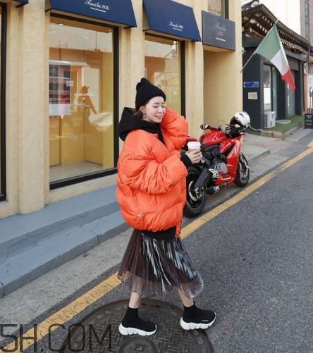 棉服配裙子好看嗎？棉衣配什么裙子好？