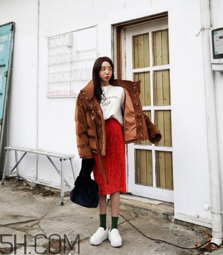 焦糖色棉襖配什么內(nèi)搭？焦糖色棉服搭配圖片