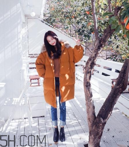 焦糖色棉襖配什么內(nèi)搭？焦糖色棉服搭配圖片