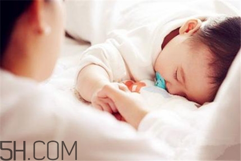 冬天空調開多少度比較適合嬰兒？嬰兒發(fā)燒可以開空調嗎？