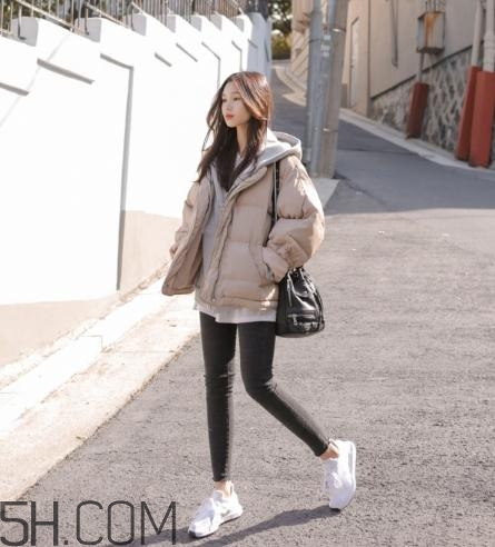 米色羽絨服怎么搭配？米色羽絨服搭配圖片