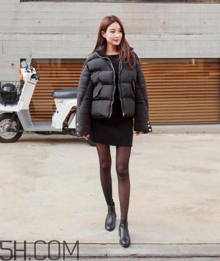 黑色羽絨服配什么顏色毛衣？黑色羽絨服搭配毛衣圖片